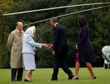 «Εσπασε» το πρωτόκολλο: Η Μ.Ομπάμα αποκαλύπτει τον λόγο που αγκάλιασε τη βασίλισσα Ελισάβετ